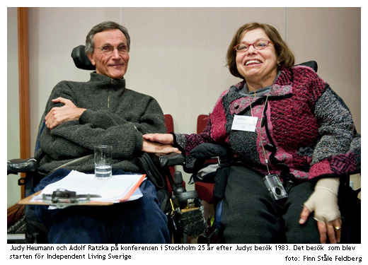Judy Heumann och Adolf Ratzka på konferensen i Stockholm 25 år efter Judys besök 1983. Det besök som blev starten för Indepenent Living i Sverige